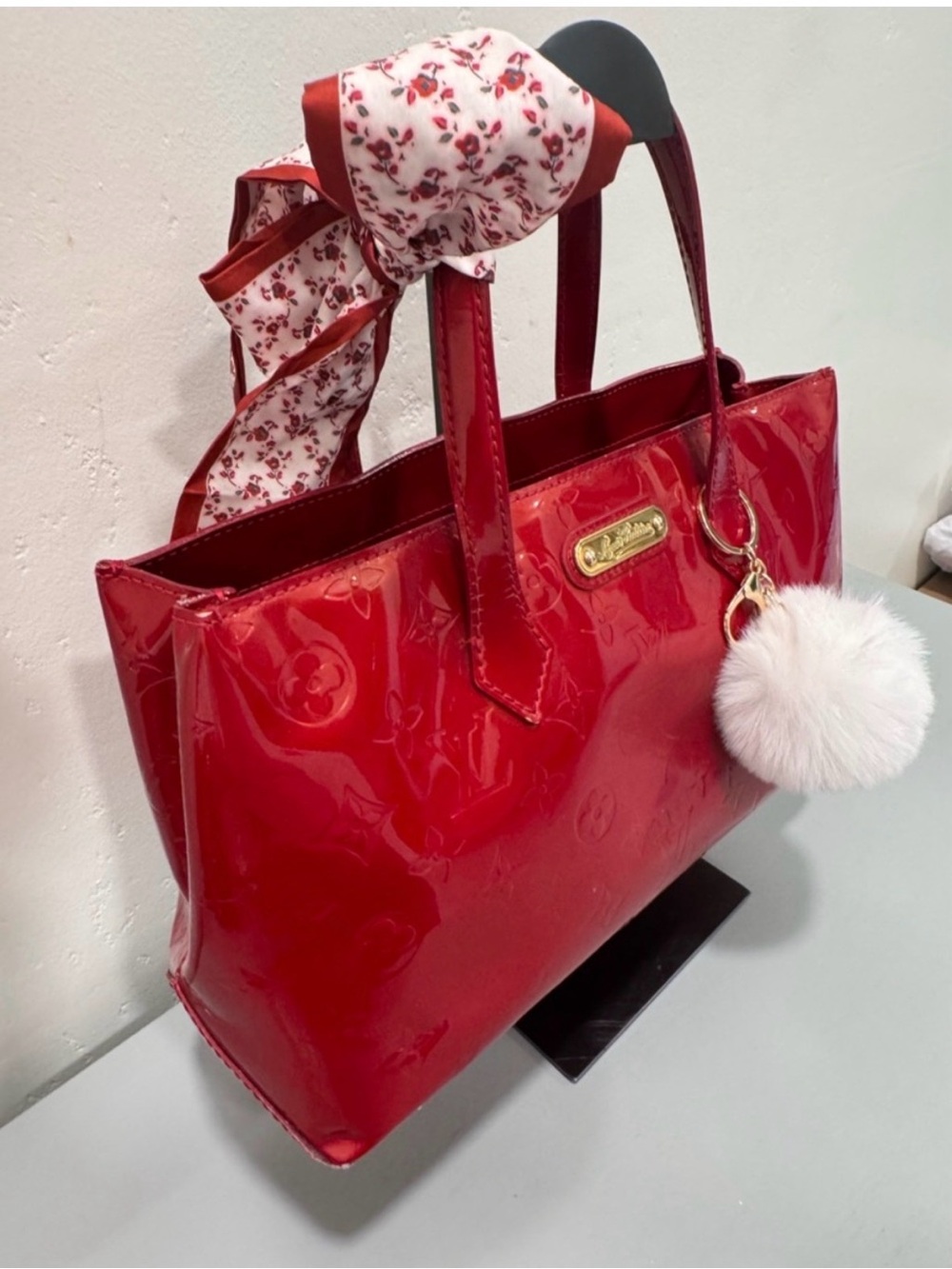 Louis Vuitton Vernis Wilshire
PM Bag with unbranded Floral Scarf and Pom Charm - Picture 3 of 12